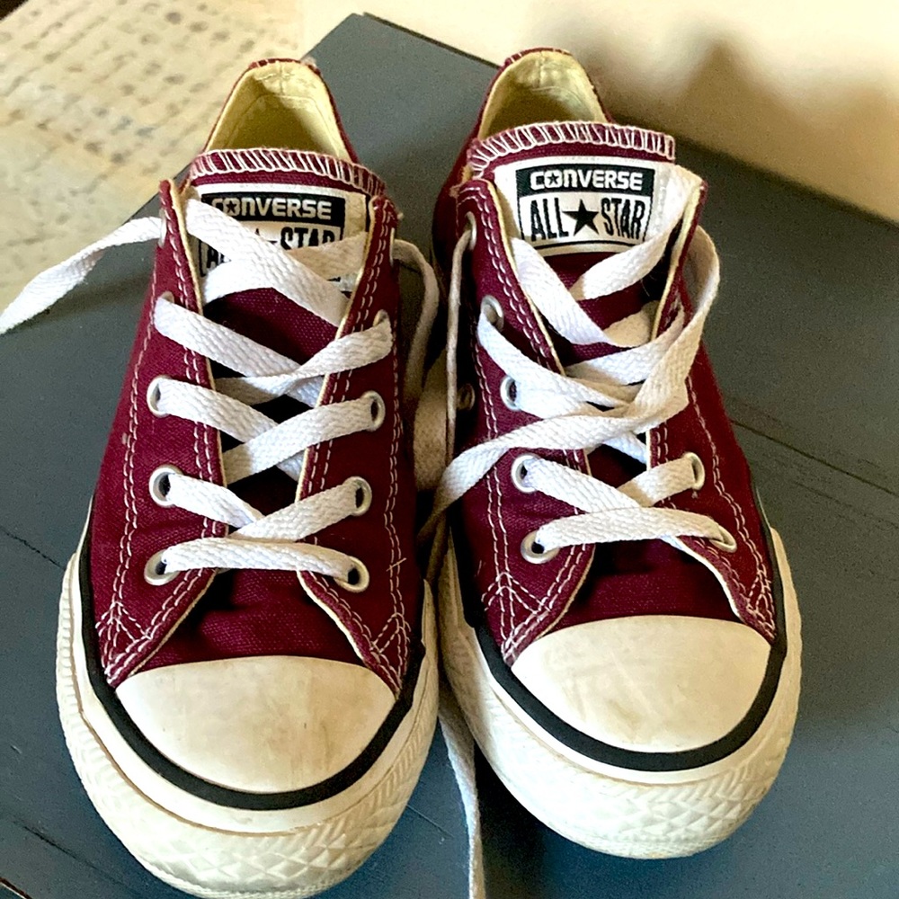 Size 1 kids converse. Maroon look almost new!